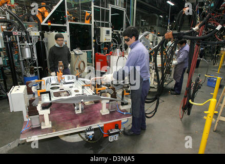 Arbeiter montieren Auto Karosserieteile im Volkswagen-Werk in Buenos Aires, Argentinien, 3. Mai 2006. Foto: Tim Brakemeier Stockfoto