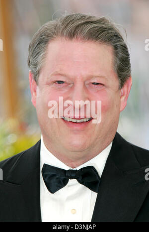 Ehemalige US-Vizepräsident Al Gore stellt bei dem Fototermin seines Films "Eine unbequeme Wahrheit" am Palais des Festivals in Cannes, Frankreich, 19. Mai 2006. Foto: Hubert Boesl Stockfoto