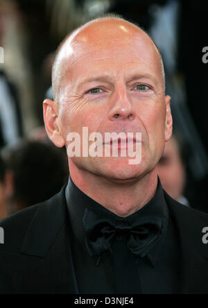 US-Schauspieler Bruce Willis kommt bei der Premiere des Films "Over The Hedge" auf dem 59. Filmfestival in Cannes, Frankreich, Sonntag, 21. Mai 2006. Foto: Hubert Boesl Stockfoto