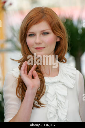 US-Schauspielerin Kirsten Dunst kommt bei der Premiere des Films "Marie Antoinette" am Palais des Festivals in Cannes, Frankreich, Mittwoch, 24. Mai 2006. Foto: Hubert Boesl Stockfoto