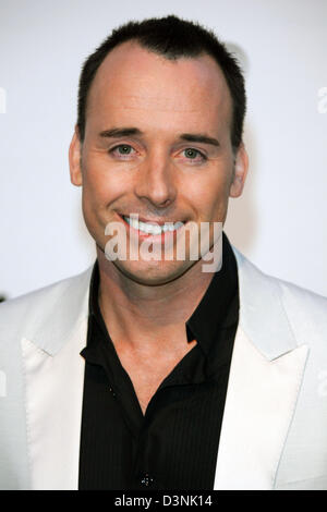 David Furnish kommt in der traditionellen Charity-Gala im Rahmen der Filmfestspiele von Cannes in Mougins, Frankreich, Donnerstag, 25. Mai 2006. Die Gala profitiert die AmfAR Aids-Stiftung. Foto: Hubert Boesl Stockfoto