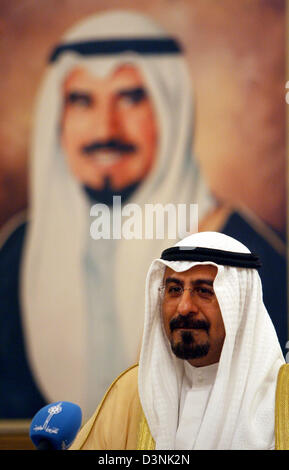 Kuwaits Außenminister Scheich Mohammed Sabah al Salem al Sabah steht vor einem Porträt des ehemaligen Staatschefs Emir Sheikh Jaber al-Ahmad al-Sabah während einer Pressekonferenz in Kuwait-Stadt, Kuwait, Sonntag, 21. Mai 2006. Foto: Tim Brakemeier Stockfoto