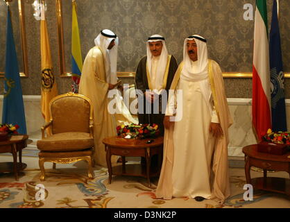 Kuwaits Staatsoberhaupt Emir Sheikh Sabah al-Ahmad al-Dschabir as (R) Sonntag, 21. Mai 2006 in der Gesellschaft von zwei Männern in seinem Palast in Kuwait-Stadt, Kuwait, fotografiert. Foto: Tim Brakemeier Stockfoto