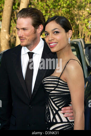 US-amerikanische Schauspielerin Rosario Dawson und Schauspieler Jason Lewis kommen an der traditionellen Charity-Gala im Rahmen der Filmfestspiele von Cannes in Mougins, Frankreich, Donnerstag, 25. Mai 2006. Die Gala profitiert die AmfAR Aids-Stiftung. Foto: Hubert Boesl Stockfoto