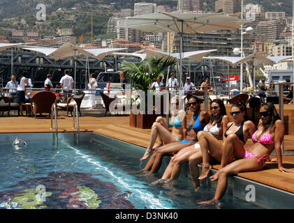 Frauen in Bikinis Sonnenbad am Pool während der Tag-off aus der Formel 1 Grand Prix von Monaco in Monte Carlo, Monaco, Freitag, 26. Mai 2006. Die Formel 1 Grand Prix von Monaco wird am Sonntag, den 28. Mai in den Straßen des Fürstentums stattfinden. Foto: Carmen Jaspersen Stockfoto