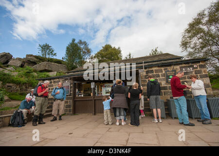 Besucher kaufen Eis aus dem Shop bei Brimham Rocks Stockfoto