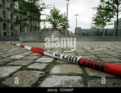 Ein Polizei-Absperrband auf dem Boden liegt, markieren den Ort des Verbrechens, wo ein 16 Jahre alter Junge beging ein amok laufen, Berlin, Deutschland, Samstag, 27. Mai 2006. Der junge erstochen 28 Personen nach der Licht-Show, die die Eröffnung des neuen Hauptbahnhofs in Berlin Freitag Nacht gehörte. Sechs seiner Opfer wurden schwer verletzt. Foto: Wolfgang Kumm Stockfoto