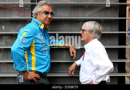 Renault F1 Team principal Flavio Briatore (L) spricht mit britischen F1-Boss Bernie Eccelstone im Fahrerlager nach der Qualifying-Session für den F1 Grand Prix in Monte Carlo, Monaco, Samstag, 27. Mai 2006. Die Formel 1 Grand Prix von Monaco wird Sonntag, 28 Mai stattfinden. Foto: Carmen Jaspersen Stockfoto