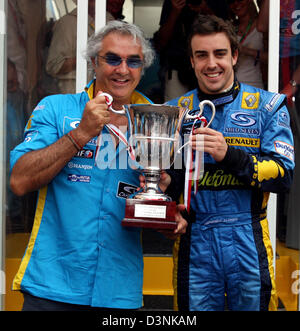 Spanisch-Formel-1-Fahrer Fernando Alonso für Renault F1 Team (R) feiert mit Teamchef Flavio Briatore im Fahrerlager nach gewann er den Grand Prix von Monaco in Monaco am Sonntag, 28. Mai 2006. Foto: Carmen Jaspersen Stockfoto