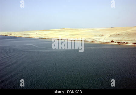 Blick über den Suez-Kanal in der Wüste der Halbinsel Sinai, Ägypten, 17. April 2006. 195 Kilometer Suezkanal verbindet das Mittelmeer mit dem Roten Meer über den Golf von Suez. Foto: Horst Ossinger Stockfoto