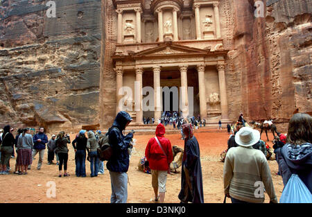 Touristen stehen vor den legendären Fiskus El Kazneh (auch: Chasna) in der berühmten Ruine Standort Petra im südlichen Jordanien 16. April 2006. Da Petra 169 v. Chr. war die Hauptstadt des Nabatäer-Reiches, seit 106AD die Hauptstadt der römischen Provinz Arabia, im 3. Jahrhundert n. Chr. von Munizipium, im 4. Jahrhundert n. Chr. Bischof sehen. Danach war es Platz im Caravan Handel Handel und Stockfoto