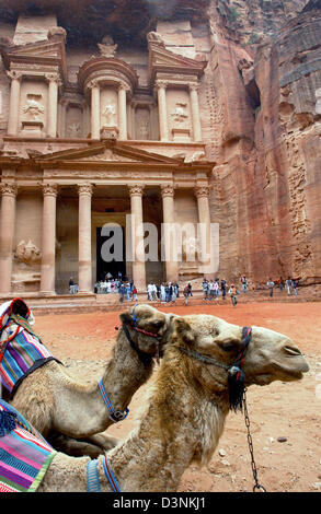 Touristen stehen vor den legendären Fiskus El Kazneh (auch: Chasna) in der berühmten Ruine Standort Petra im südlichen Jordanien 16. April 2006. Da Petra 169 v. Chr. war die Hauptstadt des Nabatäer-Reiches, seit 106AD die Hauptstadt der römischen Provinz Arabia, im 3. Jahrhundert n. Chr. von Munizipium, im 4. Jahrhundert n. Chr. Bischof sehen. Danach war es Platz im Caravan Handel Handel und Stockfoto