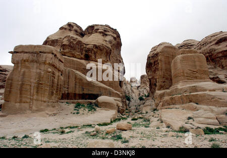 Das Foto zeigt die Felsenschlucht des Standortes berühmte antike Ruine Petra im südlichen Jordanien 16. April 2006. Da Petra 169 v. Chr. war die Hauptstadt des Nabatäer-Reiches, seit 106AD die Hauptstadt der römischen Provinz Arabia, im 3. Jahrhundert n. Chr. von Munizipium, im 4. Jahrhundert n. Chr. Bischof sehen. Danach es war der Handel in den Caravan-Handel statt und wurde nach der Eroberung durch verlassen Stockfoto