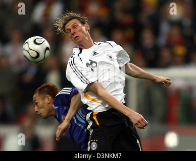 Fußballspieler Tim Borowski (R) kämpft mit Japans Takashi Fukunishi während der WM 2006 Testspiel im Stadion BayArena in Leverkusen, Dienstag, 30. Mai 2006. Foto: Oliver Berg Stockfoto