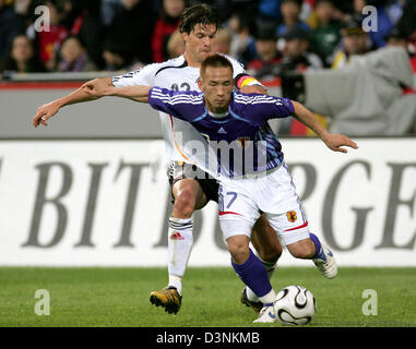 Fußball-Spieler Michael Ballack (L) kämpft mit Japans Hidetoshi Nakata während der WM 2006 Testspiel im Stadion BayArena in Leverkusen, Dienstag, 30. Mai 2006. Foto: Rolf Vennenbernd Stockfoto