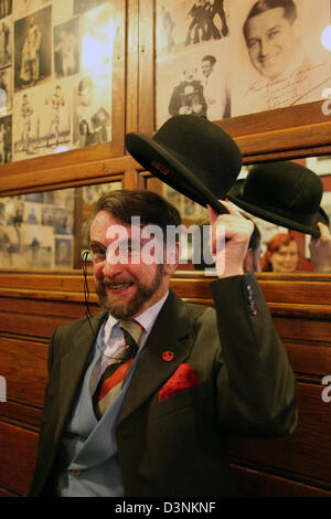 Torquil Arbuthnot, neuen Sheridan-Club-Gründer und regelmäßiger Kolumnist für die Zeitschrift The Chap im Französisch-Haus in Soho Stockfoto