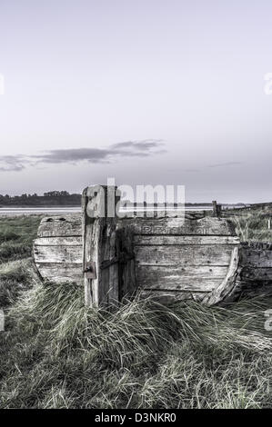 Alte hölzerne Kahn, Purton Barge Friedhof, in der Nähe von Gloucester und Schärfe-Kanal in der Nähe von Schärfe, Gloucestershire, England, UK Stockfoto