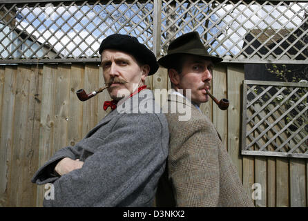 Billy Childish zu Hause in Kent mit Gustav Temple, Redakteur und Gründer von The Chap Magazine Stockfoto