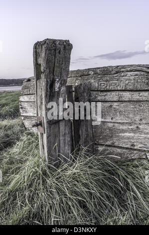 Alte hölzerne Kahn, Purton Barge Friedhof, in der Nähe von Gloucester und Schärfe-Kanal in der Nähe von Schärfe, Gloucestershire, England, UK Stockfoto