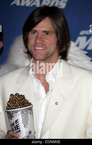 US-Schauspieler Jim Carrey posiert im Pressesaal mit seinem 2006 MTV Movie Award in Los Angeles, USA, Samstag, 3. Juni 2006. Foto: Hubert Boesl Stockfoto