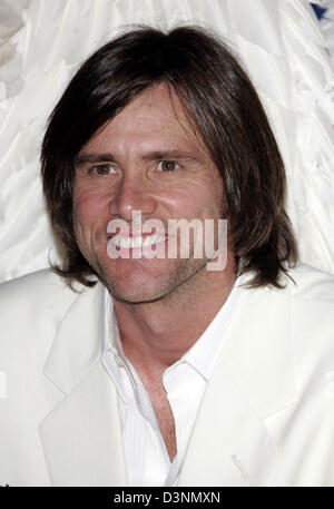 US-Schauspieler Jim Carrey stellt im Presseraum auf der 2006 MTV Movie Awards in Los Angeles, USA, Samstag, 3. Juni 2006. Foto: Hubert Boesl Stockfoto