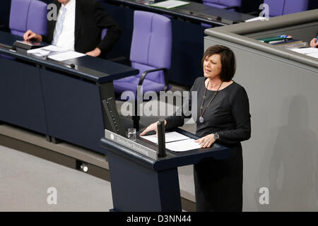 Berlin, 22. Februar 2013. Plenarsitzung des Parlaments über die Frage des Verbraucherschutzes mit Teilnahme von Bundesministerin Ilse. Spitz-Thema war das Thema Pferdefleisch. Beim Bundestag in Berlin.On das Bild: Ilse Aigner, Bundesministerium Verbraucherschutz Minister, erklären die Situation das Thema Pferd Fleisch und Verbraucher Schutz Politic. Stockfoto