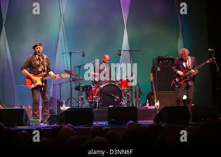 Birmingham, Vereinigtes Königreich. 21. Februar 2013.  Singer-Songwriter und Gitarrist Richard Thompson mit seinem elektrischen Trio im Konzert in Birmingham Symphony Hall, neues Album "Electric" zu fördern. Bildnachweis: John Bentley/Alamy Live-Nachrichten Stockfoto