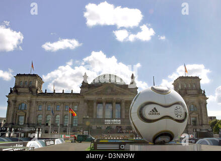 Ein offizieller FIFA World Cup Oversize-Modell Spielball von Adidas ist vor dem Deutschen Bundestag Gebäude in Berlin, Deutschland, Mittwoch eingerichtet. 7. Juni 2006. Der Ball ist Bestandteil der 40.000 Quadratmeter großen Adidas Vergnügungspark "World of Football" in Berlin. Der Park verfügt auch über ein verkleinertes Modell eines Fußball-Stadion mit einer Kapazität für 8.600 Besucher. Foto: Gero Breloer Stockfoto