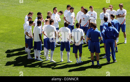 Die Spieler der niederländischen Fußball-Nationalmannschaft stehen in einem Kreis während einer öffentlichen Trainingseinheit in Freiburg im Breisgau, Donnerstag, 8. Juni 2006. Foto: Patrick Seeger Stockfoto