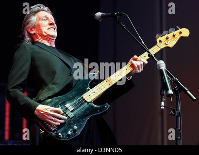 Roger Waters, Mitbegründer der Kult-Band Pink Floyd, spielt den Bass bei einem Konzert in der Freilichtbühne "Wuhlheide" in Berlin, Deutschland, Donnerstag, 8. Juni 2006. Wasser begann eine Solo-Karriere im Jahr 1985, nachdem Probleme mit den anderen Mitgliedern der Pink Floyd entstanden. Dennoch spielte er einige alte Klassiker der Band, während seine erste und einzige Konzert in Deutschland. Foto: Steffen Kugler (ATTENTI Stockfoto