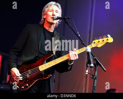 Mitbegründer der Kult-Band Pink Floyd, Roger Waters führt während eines Konzerts in der Freilichtbühne "Wuhlheide" in Berlin, Deutschland, Donnerstag, 8. Juni 2006. Wasser begann eine Solo-Karriere im Jahr 1985, nachdem Probleme mit den anderen Mitgliedern der Pink Floyd entstanden. Dennoch spielte er einige alte Klassiker der Band, während seine erste und einzige Konzert in Deutschland. Foto: Steffen Kugler (Achtung: uns Stockfoto