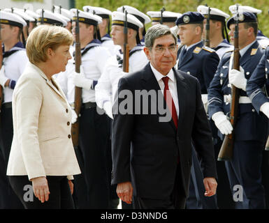 Deutsche Bundeskanzlerin Angela Merkel (L) begrüßt Costa Ricas Präsident Oscar Arias Sanchez in der Kanzlei in Berlin, Deutschland, Freitag, 9. Juni 2006. Am selben Tag entsprechen deutschen Fußball spielt das Team Costa Rica für den FIFA World Cup Kick-off in München. Foto: Wolfgang Kumm Stockfoto