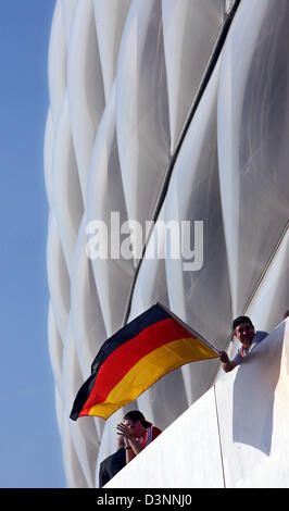 Ein Mann wirft eine deutsche Fahne vor dem Stadion in München am Freitag, 09. Juni 2006. Im ersten Spiel der FIFA WM 2006 Deutschland ist Costa Rica in München gespielt. Foto: Karl-Josef Hildenbrand Stockfoto