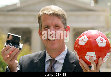 Vodafone Deutschland CEO Friedrich Joussen präsentiert ein Handy mit live-Fernsehen und ein Fußball in Berlin, Donnerstag, 8. Juni 2006. Vodafone will von 2007onwards Mobile-TV mit DVB-H (Digital Video Broadcasting) einführen. Foto: Gero Breloer Stockfoto