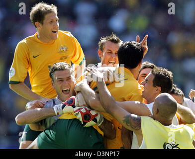 Australische Spieler, die Tim Cahill (C) feiert, nachdem seine Mannschaft 3:1 gegen Japan in der Gruppe F gewann Spiel der FIFA WM 2006 zwischen Deutschland und Japan in Kaiserslautern am Montag, 12. Juni 2006. Foto: RUNGROJ YONGRIT +++ Mobile Dienste, +++ entnehmen Sie bitte auch die allgemeinen Geschäftsbedingungen der FIFA. Stockfoto