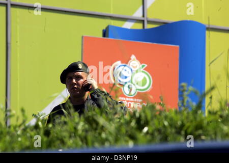 Ein Polizist steht vor dem Stadion vor das die Gruppe E der 2006 FIFA World Cup-Spiel zwischen den USA und Tschechien in Gelsenkirchen, Deutschland, Montag, 12. Juni 2006 entsprechen. Foto: BERND THISSEN Stockfoto