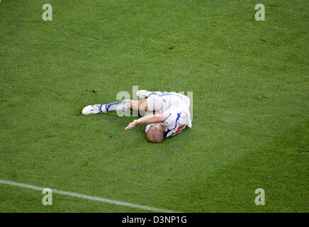 Der Tschechische Spieler Jan Koller liegt verletzt auf dem Boden nach einem Sturz während des Spiels der Gruppe E der FIFA-WM 2006 zwischen den USA und Tschechien in Gelsenkirchen, Deutschland, Montag, 12. Juni 2006.  DPA/ROLF VENNENBERND +++ Mobile Dienste, +++ entnehmen Sie bitte den allgemeinen Geschäftsbedingungen der FIFA. Stockfoto