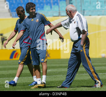 Das Foto zeigt Spaniens Nationaltrainer Luis Aragones (R) und vorwärts Raul Gonzales während einer Trainingseinheit auf die FIFA WM-Stadion in Leipzig, Deutschland, Dienstag, 13. Juni 2006. Spanien steht die Ukraine am 14. Juni in ihrem ersten Spiel der FIFA WM 2006. Foto: JENS WOLF +++ Mobile Dienste, +++ entnehmen Sie bitte auch die allgemeinen Geschäftsbedingungen der FIFA. Stockfoto