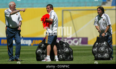 Spaniens Nationaltrainer Luis Aragonés (L) gibt Anweisungen während einer Trainingseinheit bei der FIFA WM-Stadion in Leipzig, Deutschland, Dienstag, 13. Juni 2006. Spanien-Gesichter der Ukraine am 14. Juni in ihrer ersten FIFA World Cup 2006 entsprechen. Foto: JENS WOLF Stockfoto