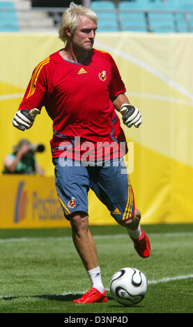Das Foto zeigt den spanischen Torhüter Santiago Canizares während einer Trainingseinheit auf die FIFA WM-Stadion in Leipzig, Deutschland, Dienstag, 13. Juni 2006. Spanien-Gesichter der Ukraine am 14. Juni in ihrer ersten FIFA World Cup 2006 entsprechen. Foto: JENS WOLF Stockfoto