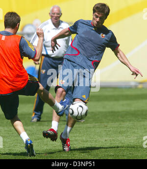 Das Foto spanischen Fußballspieler Xabi Alonso (R) während einer Trainingseinheit bei der FIFA WM-Stadion in Leipzig, Deutschland, Dienstag, 13. Juni 2006. Spaniens Nationaltrainer Luis Aragones (C) beobachtet die beiden Spieler. Spanien steht der Ukraine am 14. Juni in ihrem ersten Spiel der FIFA WM 2006. Foto: DPA/JENS WOLF +++ Mobile Dienste, +++ siehe auch FIFA Bestimmungen und Bedingungen Stockfoto