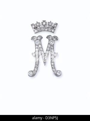 Dieser Diamant-Monogramm-Brosche ist eines der Top-Angebote bei einem Verkauf von Schmuck, die Großbritanniens spät Prinzessin Margaret, Schwester von Königin Elizabeth II durch Auktionshäuser Christie gehörte. Es dient als Prinzessin Margaret persönliche Chiffre von der bin "Monogramm unter eine Haube und erhielt den Auftrag es wird geschätzt, um zwischen £3.000-5.000 (4.500-7.500 Euro) zu holen. Foto: Dpa/Chris Stockfoto