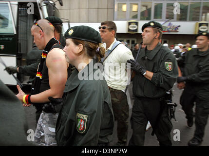 Deutsche Fans werden von Polizisten vor der FIFA WM 2006 vorläufige match Deutschland gegen Polen in Dortmund, Deutschland, Mittwoch, 14. Juni 2006 festgenommen. Foto: Bernd Thissen Stockfoto