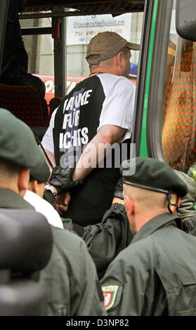 Ein deutscher Anhänger wird von Polizisten vor der FIFA WM 2006 vorläufige match Deutschland gegen Polen in Dortmund, Deutschland, Mittwoch, 14. Juni 2006 verhaftet. Foto: Bernd Thissen Stockfoto