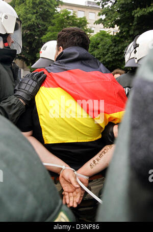 Ein deutscher Anhänger wird von Polizisten vor der FIFA WM 2006 vorläufige match Deutschland gegen Polen in Dortmund, Deutschland, Mittwoch, 14. Juni 2006 verhaftet. Foto: Bernd Thissen Stockfoto