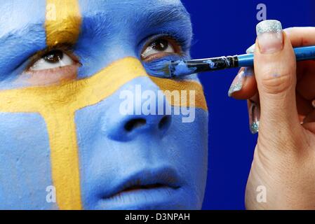 Das Bild zeigt einen kleinen Jungen bekommen die schwedische Flagge gemalt in seinem Gesicht auf dem FIFA-Fan-Festival in Berlin, Deutschland, Donnerstag, 15. Juni 2006. Foto: STEFFEN KUGLER Stockfoto