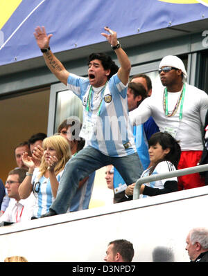 Argentinische Fußballlegende Diego Armando Maradona (C), seine Ex-Frau Claudia (L) und seine Tochter Dalma (R) Clelbrate ein Ziel während der g2006 FIFA World Cup ruppe C entsprechen der Argentinien gegen Serbien und Montenegro in Gelsenkirchen, Deutschland, Freitag, 16. Juni 2006. DPA/ACHIM SCHEIDEMANN +++ Mobile Dienste, +++ entnehmen Sie bitte den allgemeinen Geschäftsbedingungen der FIFA. +++(c) Dpa - Bildfunk +++ Stockfoto