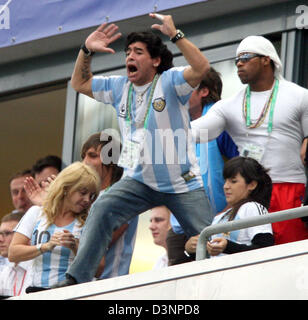 Argentinische Fußballlegende Diego Armando Maradona (C), seine Ex-Frau Claudia (L) und seine Tochter Dalma (R) Clelbrate ein Ziel während der g2006 FIFA World Cup ruppe C entsprechen der Argentinien gegen Serbien und Montenegro in Gelsenkirchen, Deutschland, Freitag, 16. Juni 2006. DPA/ACHIM SCHEIDEMANN +++ Mobile Dienste, +++ entnehmen Sie bitte den allgemeinen Geschäftsbedingungen der FIFA. +++(c) Dpa - Bildfunk +++ Stockfoto