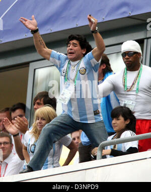 Argentinische Fußballlegende Diego Armando Maradona (C), seine Ex-Frau Claudia (L) und seine Tochter Dalma (R) Clelbrate ein Ziel während der g2006 FIFA World Cup ruppe C entsprechen der Argentinien gegen Serbien und Montenegro in Gelsenkirchen, Deutschland, Freitag, 16. Juni 2006. DPA/ACHIM SCHEIDEMANN +++ Mobile Dienste, +++ entnehmen Sie bitte den allgemeinen Geschäftsbedingungen der FIFA. +++(c) Dpa - Bildfunk +++ Stockfoto