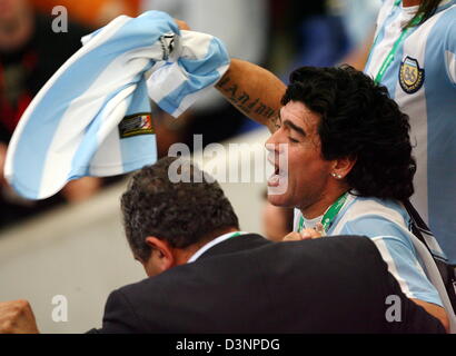 Argentinische Fußballlegende Diego Armando Maradona (M) feiert am Ende 2006 FIFA World Cup-Gruppe C Spiel von Argentinien gegen Serbien und Montenegro in Gelsenkirchen, Deutschland, Freitag, 16. Juni 2006. Argentinien verprügelt Serbien und Montenegro 6: 0. DPA/FELIX HEYDER +++ Mobile Dienste, +++ entnehmen Sie bitte den allgemeinen Geschäftsbedingungen der FIFA. +++(c) Dpa - Bildfunk +++ Stockfoto